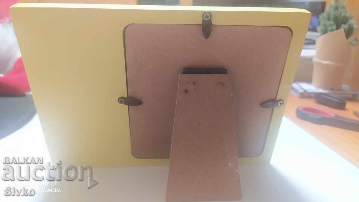 Κορνίζα, νέα, με κουτάβι με τιμή 1.99 BGN | € 1.02