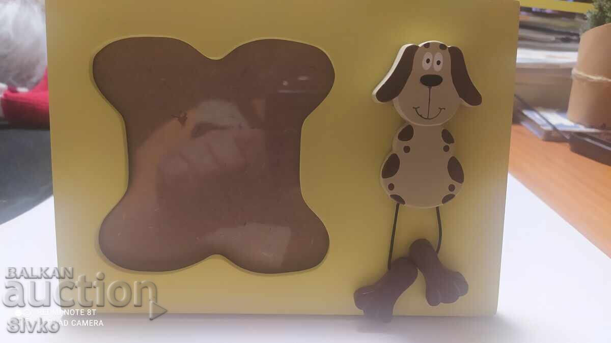 Κορνίζα, νέα, με κουτάβι