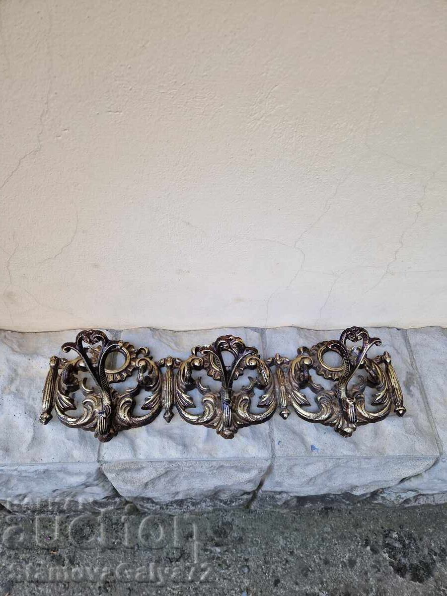 Livrarea Umeraș metalic antic minunat Livrarea Umeraș metalic antic minunat