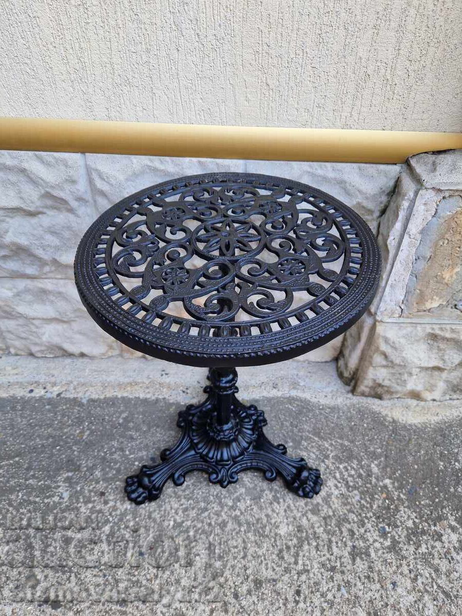 Υπέροχο αντίκα μεταλλικό βοηθητικό τραπεζάκι κήπου με τιμή 177.00 BGN | € 90.50