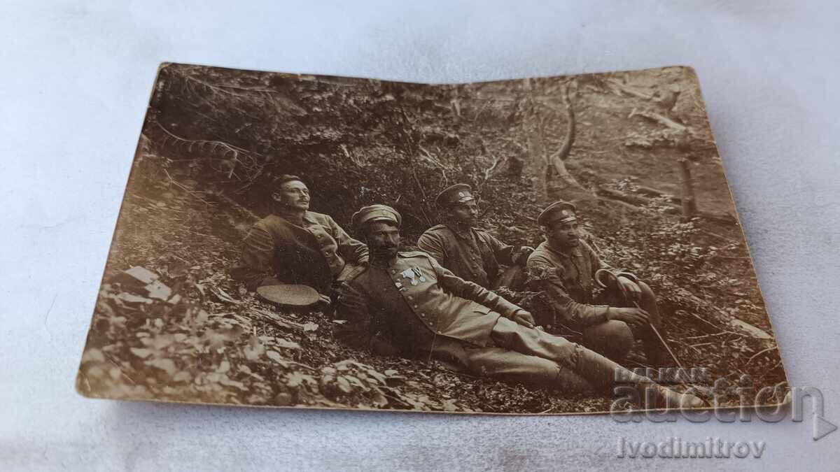 Fotografie Ofițer cu cruce pentru curaj cu trei soldați pe front