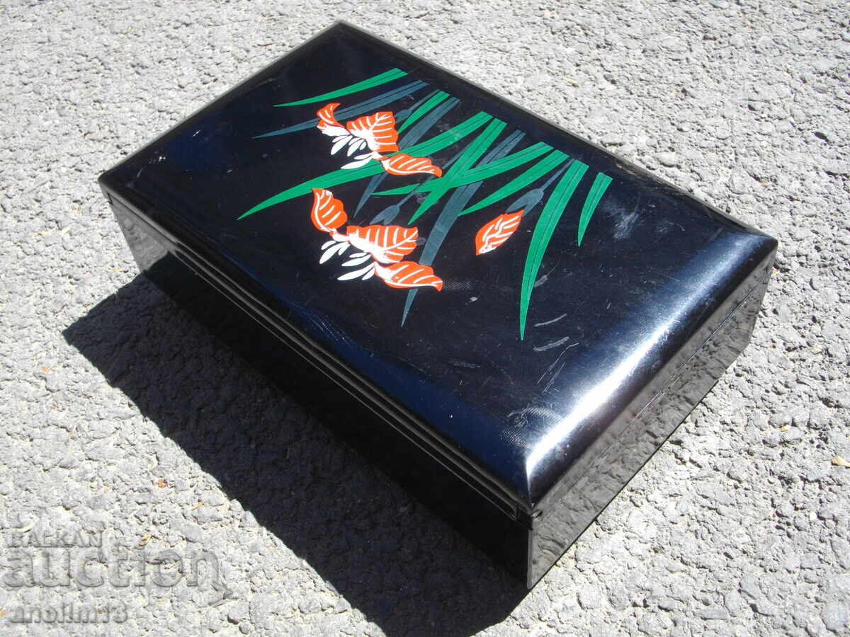 ΠΑΛΙΟ ΚΟΥΤΙ ΚΟΣΜΗΜΑΤΩΝ ΧΕΙΡΟΠΟΙΗΤΟ ΖΩΓΡΑΦΙΣΜΕΝΟ με τιμή 50.00 BGN | € 25.56