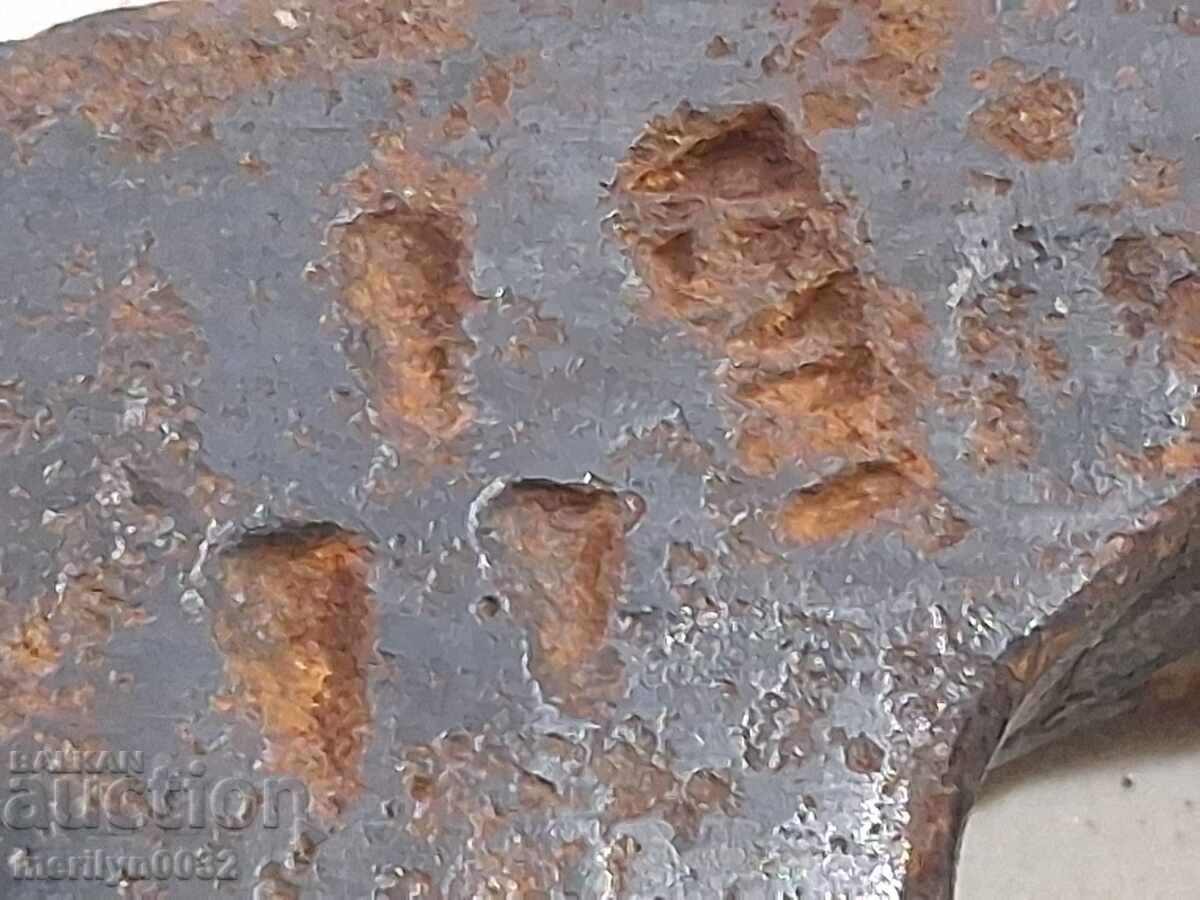 Стара брадва топор инструмент  ковано желязо с цена 50.00 лв. | € 25.56