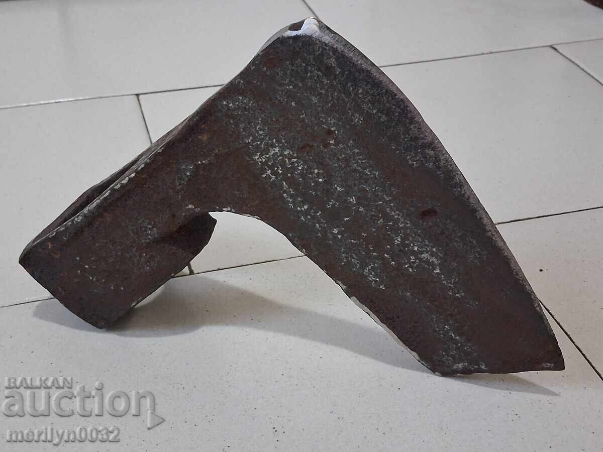 Стара брадва топор инструмент  ковано желязо с цена 50.00 лв. | € 25.56