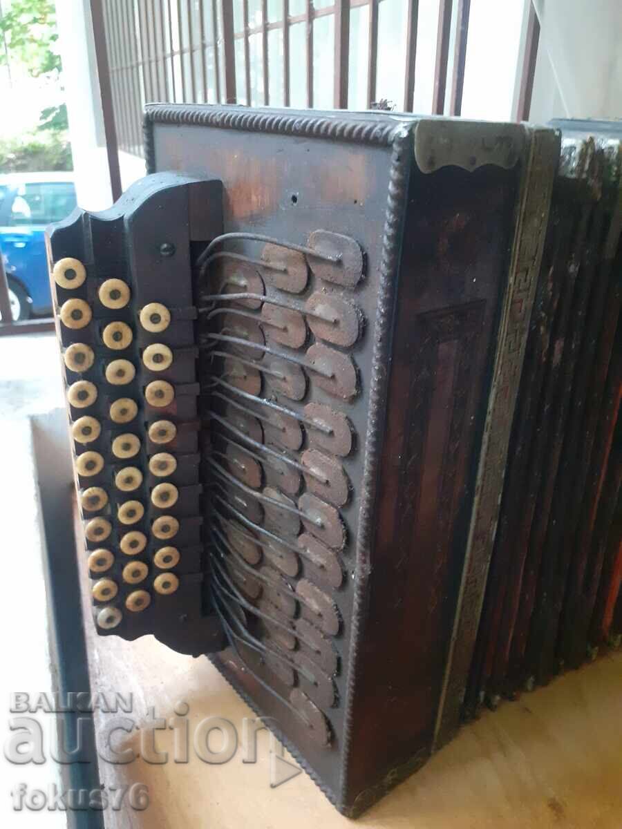 Παλιός διατονικός ακορντεόν αντίκα ξύλο δέρμα μαργαριτάρι κατελίνη με τιμή 900.00 BGN | € 460.16