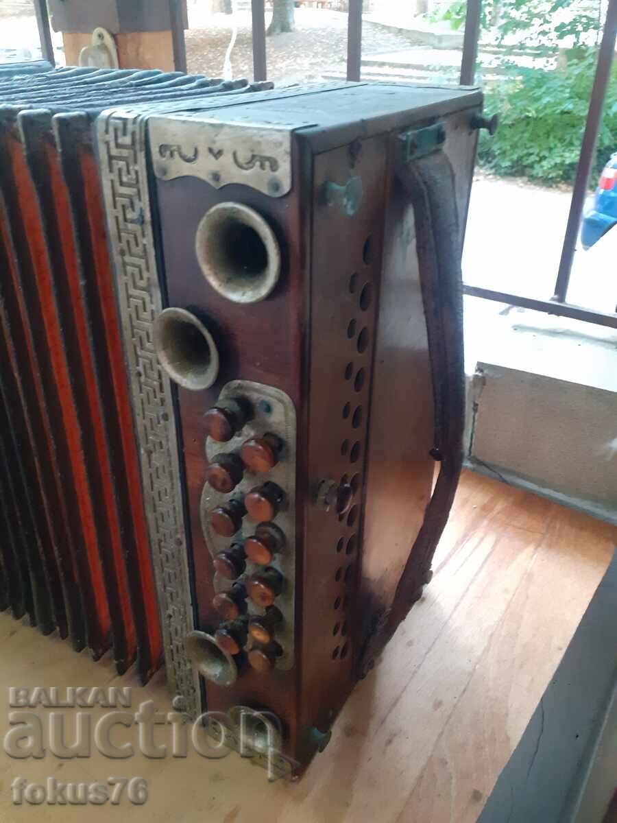 Δημοπρασία Παλιός διατονικός ακορντεόν αντίκα ξύλο δέρμα μαργαριτάρι κατελίνη