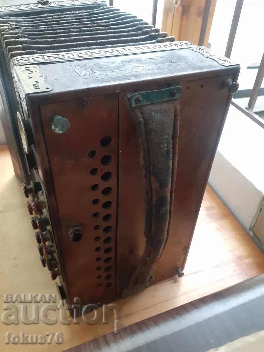 Παράδοση Παλιός διατονικός ακορντεόν αντίκα ξύλο δέρμα μαργαριτάρι κατελίνη