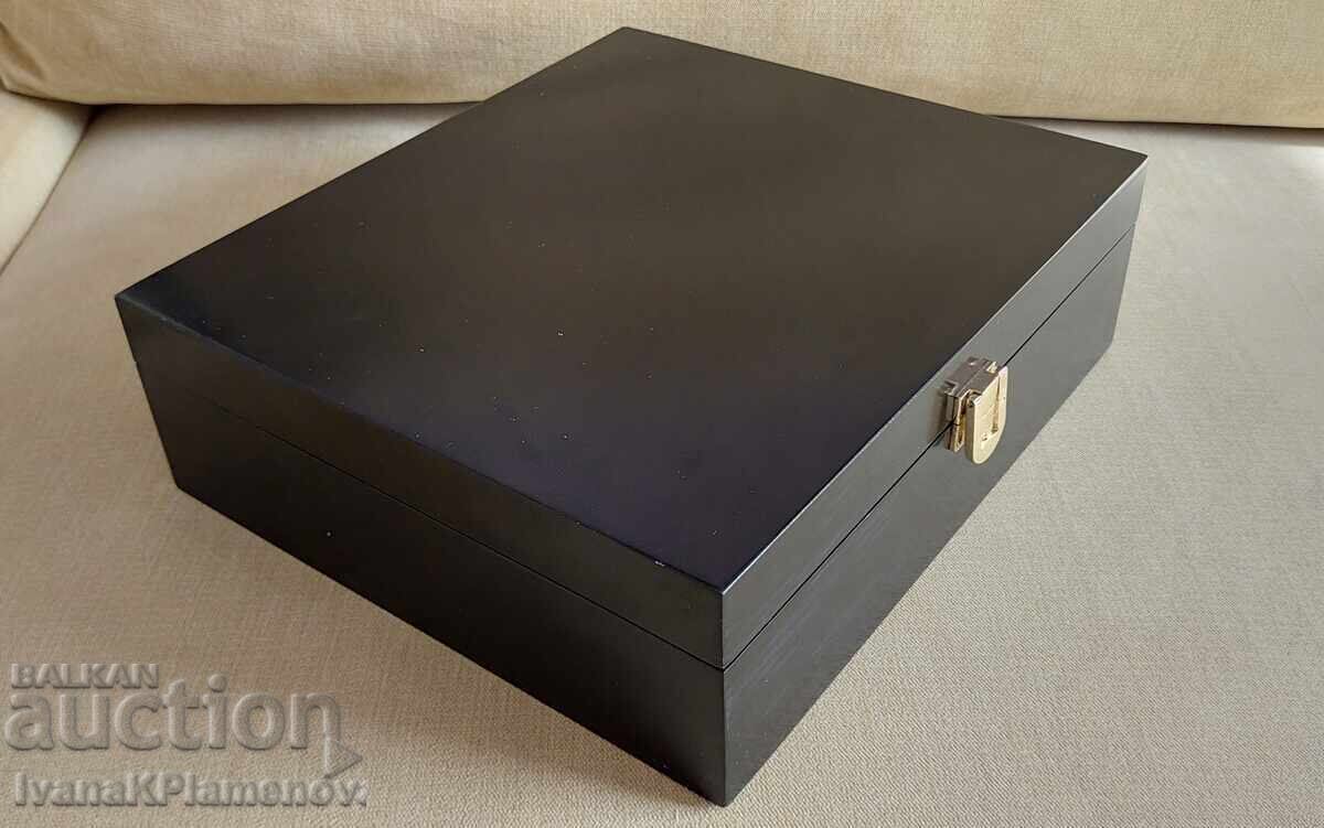 Delivery of Wine set for connoisseurs