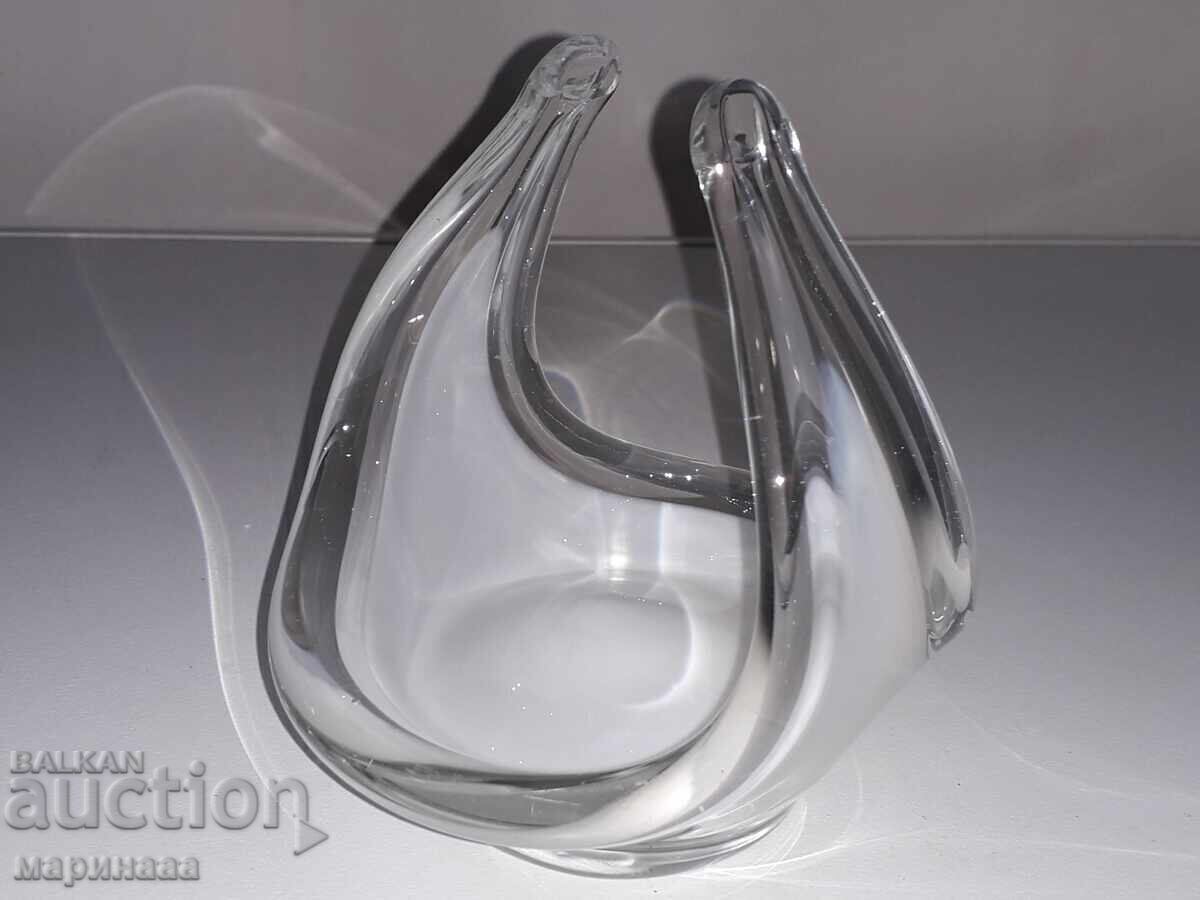 VAZĂ MASIVĂ. STICLĂ SUFLATĂ cu preț 5.00 BGN | € 2.56