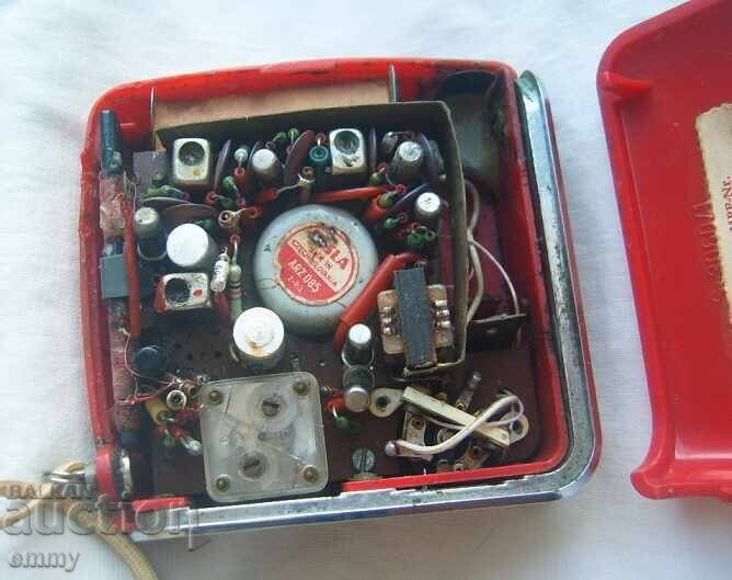 Παράδοση Τρανζίστορ ραδιόφωνο τσέπης "STERN-Club T 110", με ρολόι, Ανατολικής Γερμανίας Παράδοση Τρανζίστορ ραδιόφωνο τσέπης "STERN-Club T 110", με ρολόι, Ανατολικής Γερμανίας