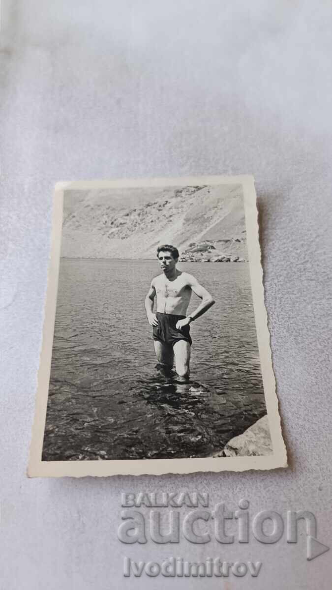 Снимка Млад мъж в морето Снимка Млад мъж в морето