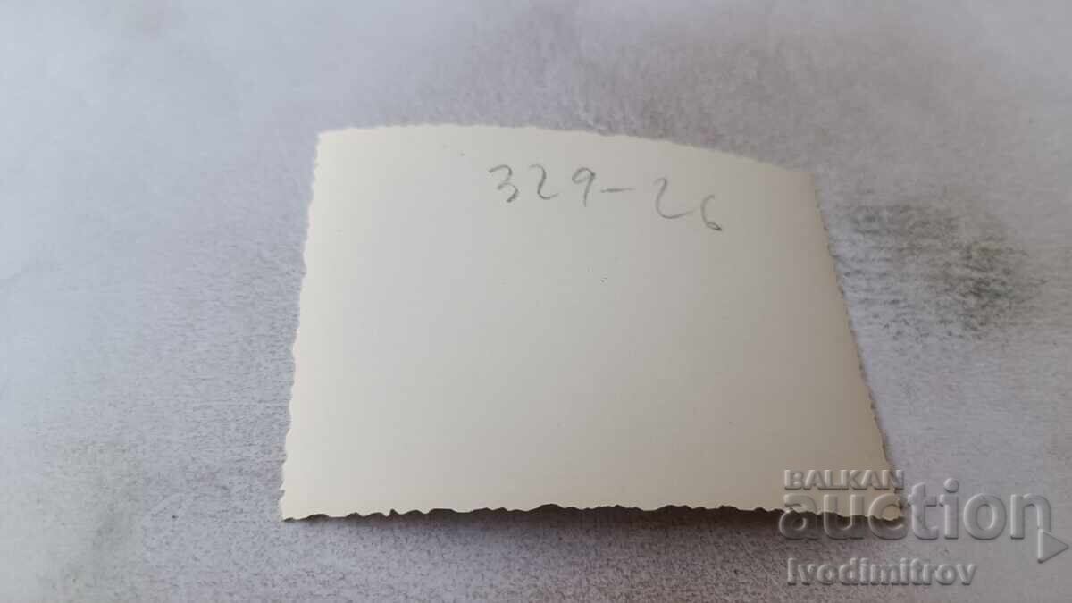 Φωτογραφία Νέος άνδρας κάθεται σε βράχο στη θάλασσα με τιμή 1.85 BGN | € 0.95