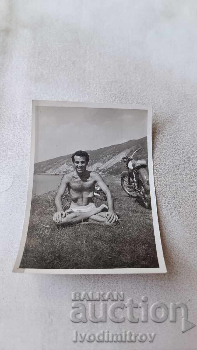 Снимка Млад мъж седнал по турски Снимка Млад мъж седнал по турски