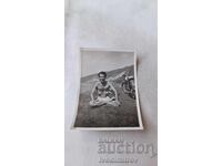 Снимка Млад мъж седнал по турски