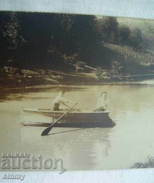 Стара снимка - момчета с лодка с цена 1.50 лв. | € 0.77