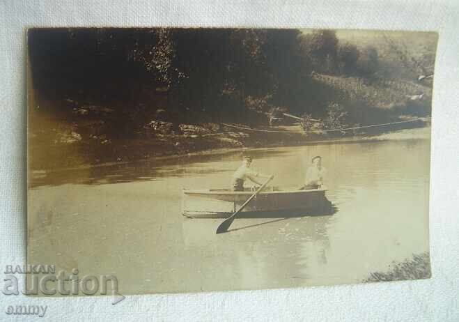 Стара снимка - момчета с лодка