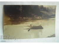 Стара снимка - момчета с лодка