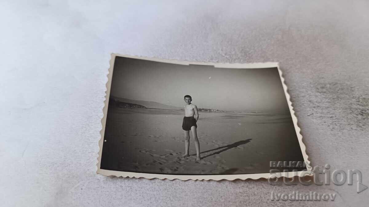 Снимка Несебър Момче на плажа 1958 Снимка Несебър Момче на плажа 1958