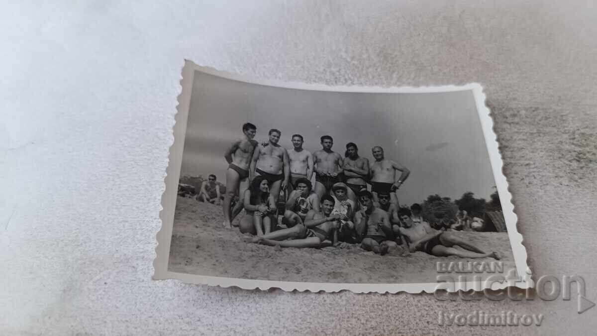 Снимка Младежи и девойки на плажа