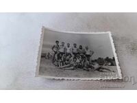 Снимка Младежи и девойки на плажа