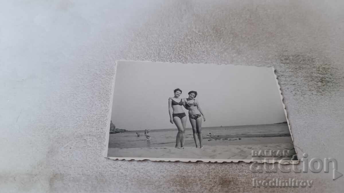 Снимка Две млади момичета на плажа