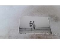 Fotografie Două fete tinere pe plajă