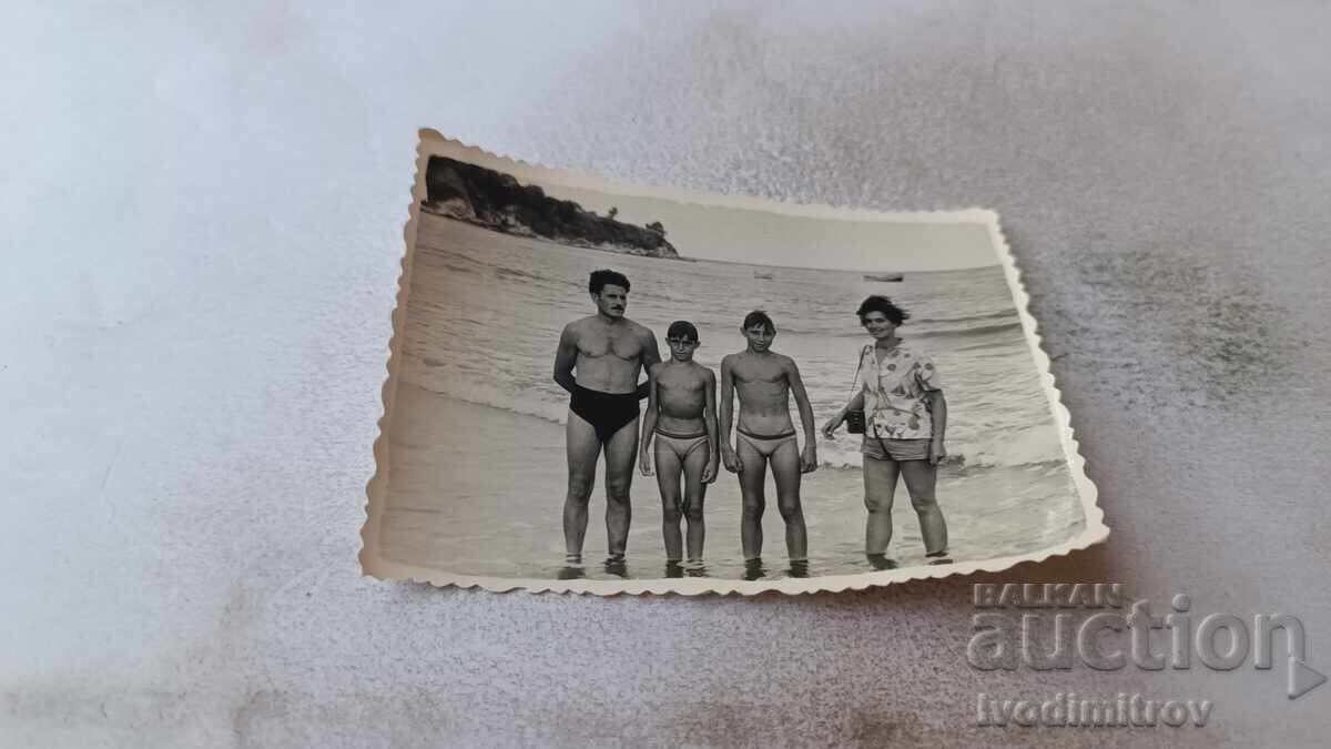 Φωτογραφία Άνδρας γυναίκα και δύο αγόρια στην παραλία 1963