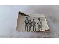 Φωτογραφία Άνδρας γυναίκα και δύο αγόρια στην παραλία 1963