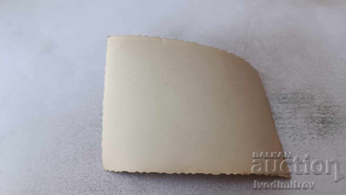 Φωτογραφία Νέων Κοριτσιών σε Βράχο πάνω από τη Θάλασσα με τιμή 1.85 BGN | € 0.95