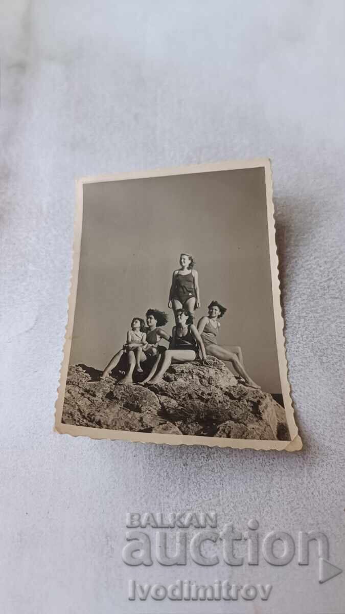 Φωτογραφία Νέων Κοριτσιών σε Βράχο πάνω από τη Θάλασσα