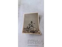 Φωτογραφία Νέων Κοριτσιών σε Βράχο πάνω από τη Θάλασσα