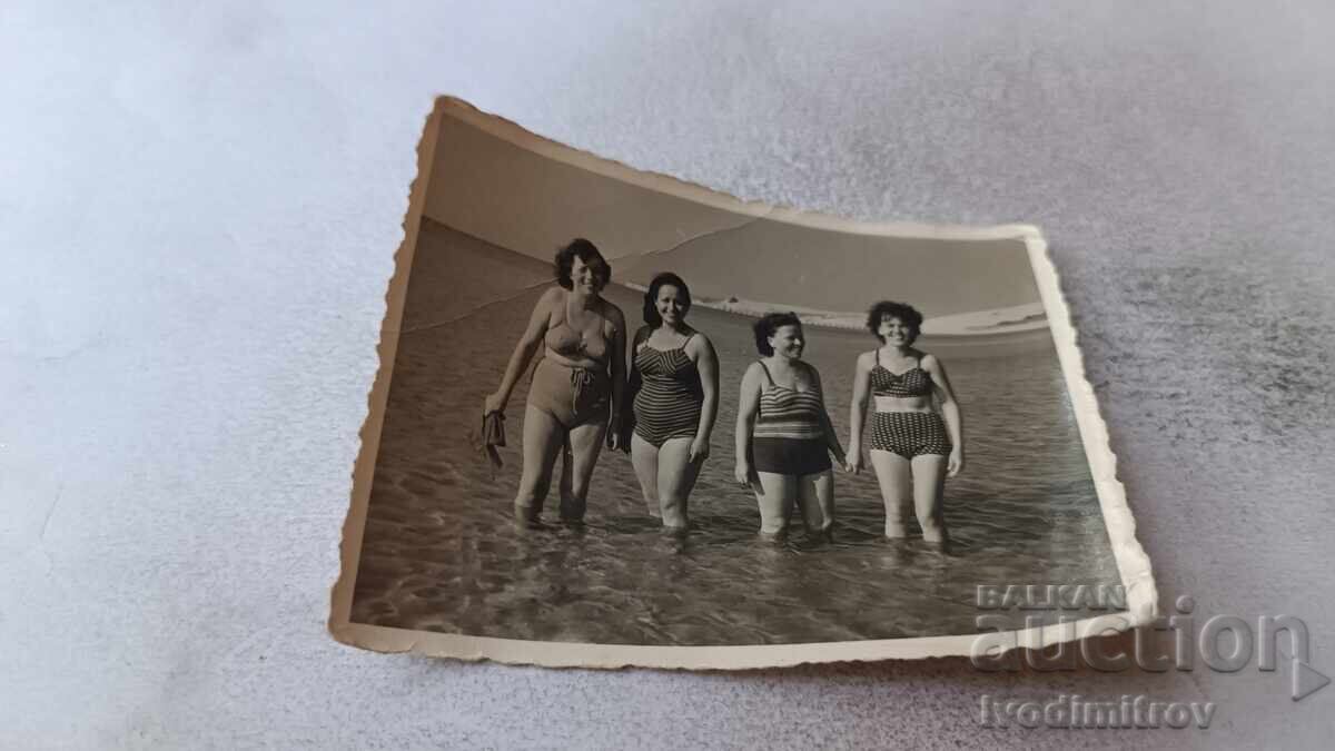 Fotografie Patru femei pe plajă Fotografie Patru femei pe plajă