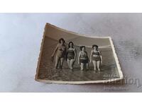 Снимка Четири жени на брега на морето