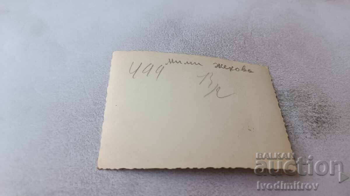 Fotografie Femeie Șezând pe pervaz cu preț 1.35 BGN | € 0.69