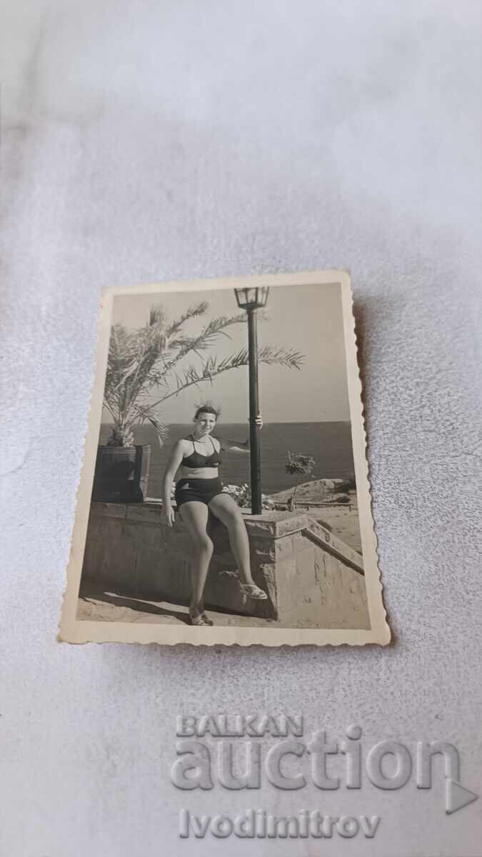 Fotografie Femeie Șezând pe pervaz