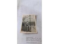 Φωτογραφία Γυναίκας που κάθεται σε περβάζι