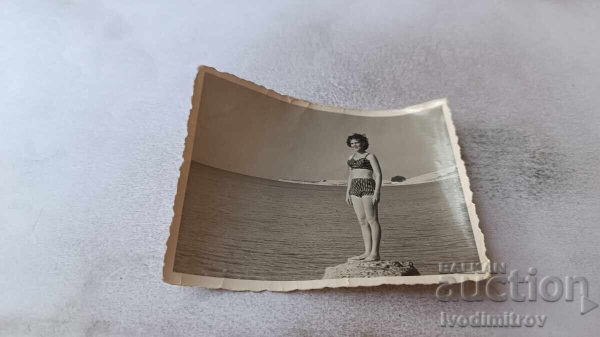 Φωτογραφία Γυναικών σε Βράχο πάνω από τη Θάλασσα