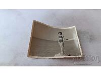 Φωτογραφία Γυναικών σε Βράχο πάνω από τη Θάλασσα