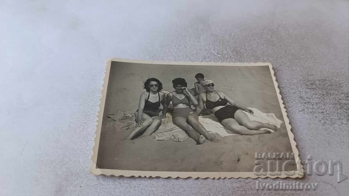 Φωτογραφία Τρεις γυναίκες και ένα αγόρι στην παραλία Φωτογραφία Τρεις γυναίκες και ένα αγόρι στην παραλία