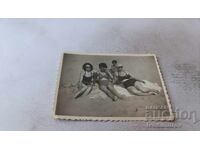 Φωτογραφία Τρεις γυναίκες και ένα αγόρι στην παραλία