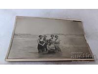 C-ca Burgas Bărbați și fete tinere pe malul mării 1937