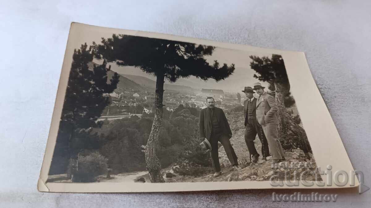 Φωτογραφία Λŭdzhene Τρεις άνδρες πάνω από το χωριό