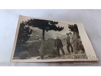 Φωτογραφία Λŭdzhene Τρεις άνδρες πάνω από το χωριό