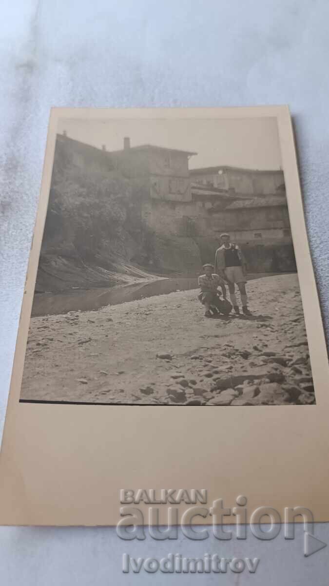 Φωτογραφία Δύο ανδρών δίπλα σε ποτάμι κοντά στην πόλη