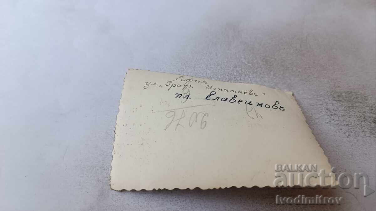 Φωτογραφία Σόφιας: Τρεις γυναίκες στην πλατεία Σλαβεϊκόφ τη χειμερινή περίοδο με τιμή 2.45 BGN | € 1.25