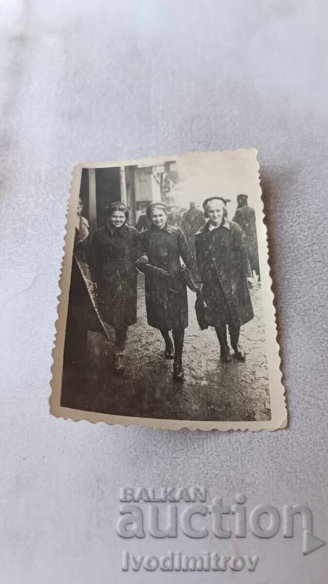 Φωτογραφία Σόφιας: Τρεις γυναίκες στην πλατεία Σλαβεϊκόφ τη χειμερινή περίοδο