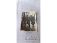 Φωτογραφία Σόφιας: Τρεις γυναίκες στην πλατεία Σλαβεϊκόφ τη χειμερινή περίοδο