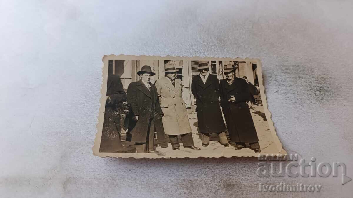 Fotografie Sofia Patru bărbați pe trotuar