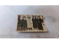 Φωτογραφία Σόφιας, Τέσσερις άνδρες στο πεζοδρόμιο