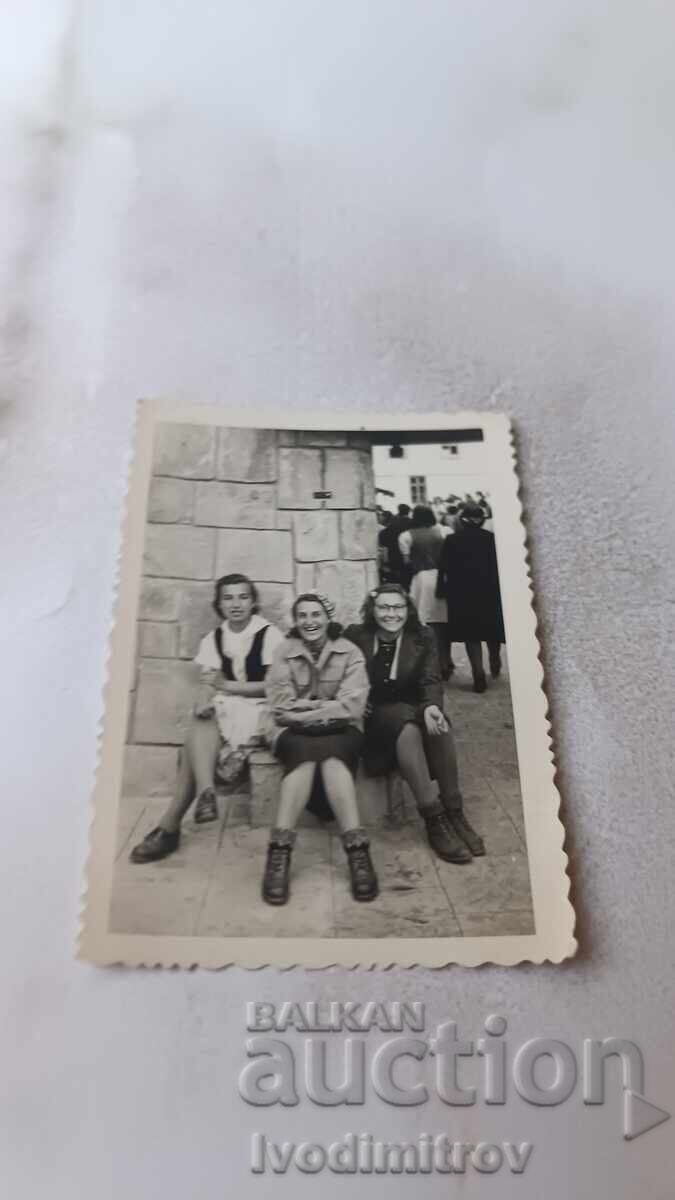 Снимка София Три млади момичета Снимка София Три млади момичета